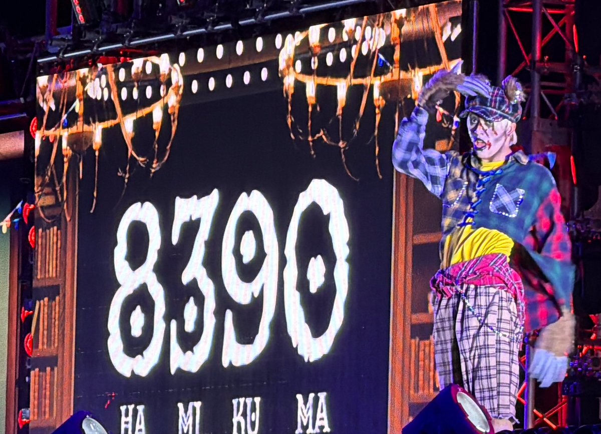 minfa_n's tweet photo. 連休明け平日だし、わりと急に決まったしと余裕ぶっこいてたら普通に大戦争だったミャクミャクコラボ😮早い時間がそこだけぽっかり空いてて無事買えたのと、チャームも作った！
ドクがデロリアンのとこにいて一緒に撮れて大歓喜！ドクがいる時デロリアン開くのな🙄8390ダンサーも撮れたー！うぉーー！ https://t.co/ko1dnf1wx6