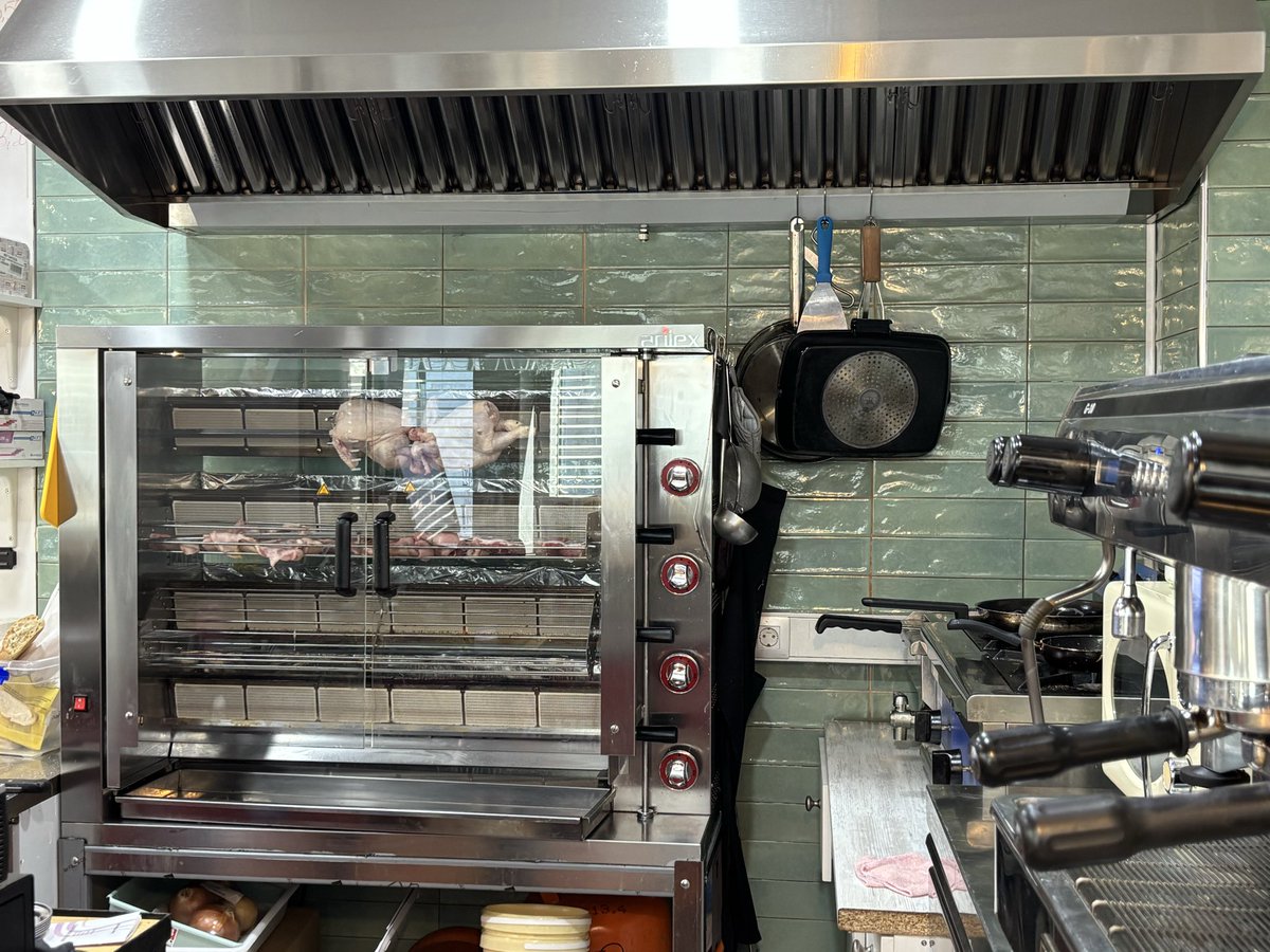 martinvictorvox's tweet photo. ❤️🍗🍷

La oferta del @MercadoDelVal sigue creciendo💪

Damos la bienvenida a Txistu. Un nuevo establecimiento gastronómico que además cuenta con asador de pollos

También puedes comprar tu carne o pescado en uno de los puestos y llevártelo asado a casa 

¡Mucho éxito a Susana!👏 https://t.co/4DaESjc2T0