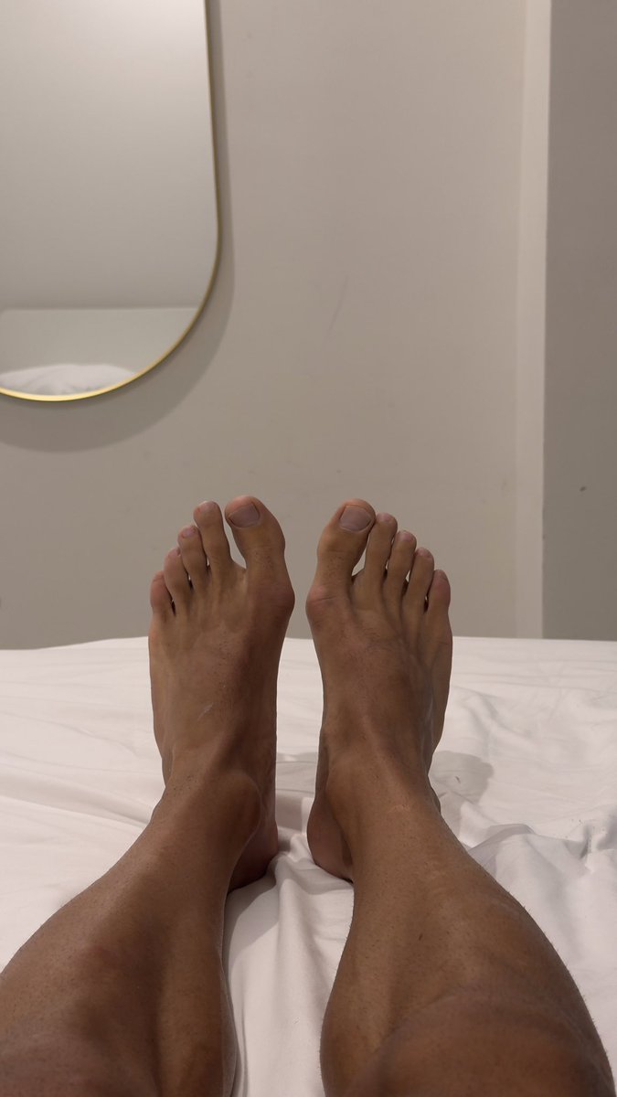 persiankian5's tweet photo. What do you like more? Mi body or my feets ? 🔥 https://t.co/tiIvjeJzaj