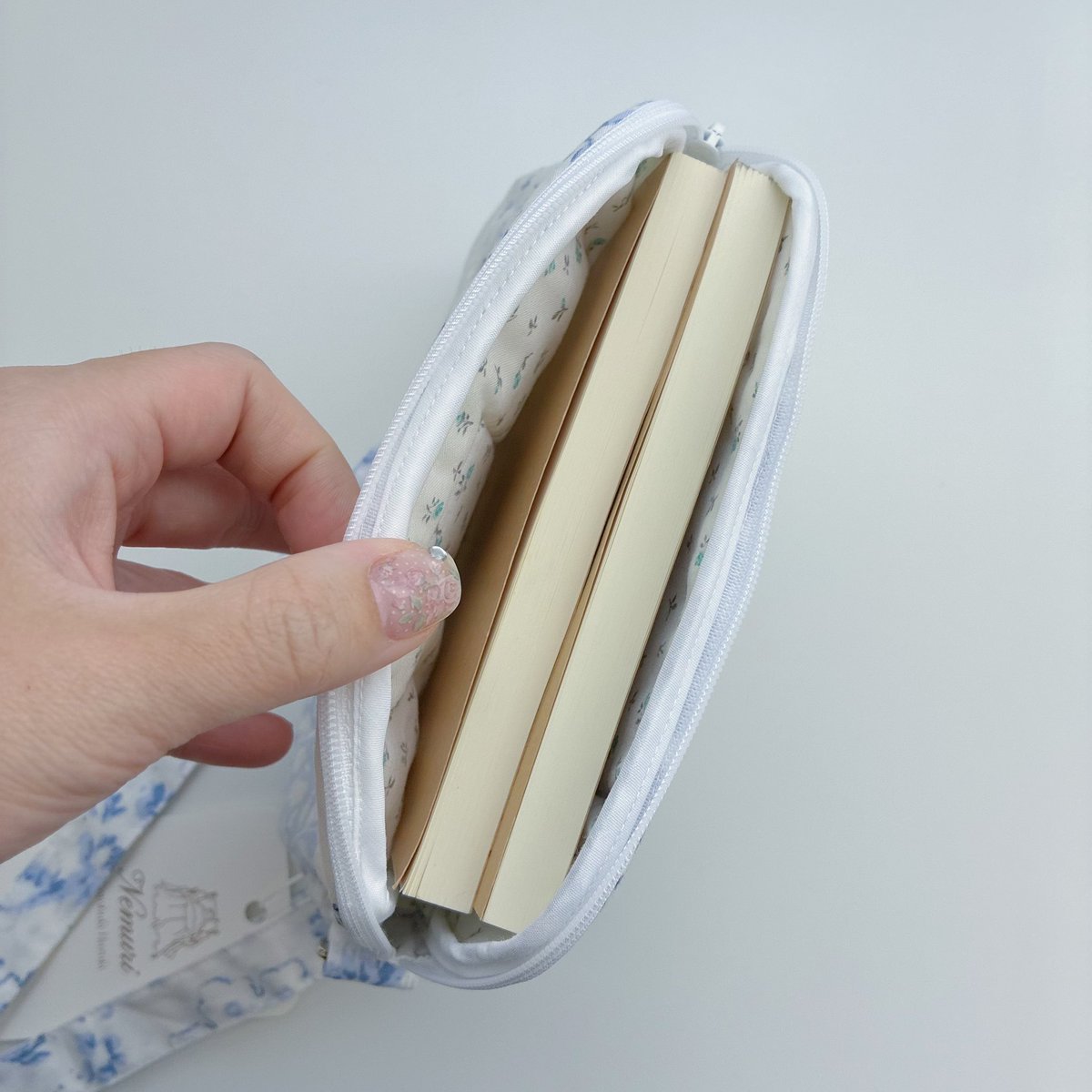 _nemuri_'s tweet photo. ミニポシェットは文庫本が2冊入るサイズ感です🍈肩紐は長さ調整・取り外しが可能です♩もこもこマフラーと合わせて冬のお出かけに☃️

10/13 tue 22:00-
🪽https://t.co/m31WmAoGy1 https://t.co/qOuROI9aEE