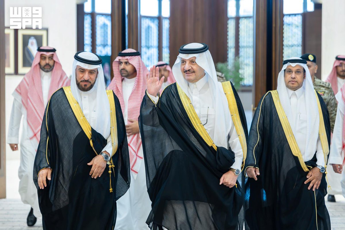 al_jazirah's tweet photo. أمير الشرقية يرعى حفل تكريم الفائزين بجائزة اليمامة للتميز من أبناء وبنات جمعية بناء في نسختها "الرابعة"
https://t.co/7yTP05kPg6 https://t.co/iRCa295gbl