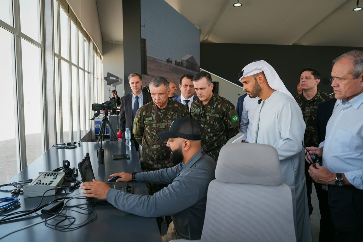 _edgegroup's tweet photo. وقّعت إيدج خطاب نوايا مع وزارة الدفاع الإماراتية والجيش البرازيلي وشركة إندستريا دي ماتريال بيليكو دو برازيل (IMBEL)، يرسم مسار المبادرات المشتركة المستقبلية في مجالات تحديث القوات البرية والتطوير الصناعي ونقل التكنولوجيا، بما يسهم في تعزيز القاعدة الصناعية الدفاعية البرازيلية. https://t.co/K2FL7H8WA0