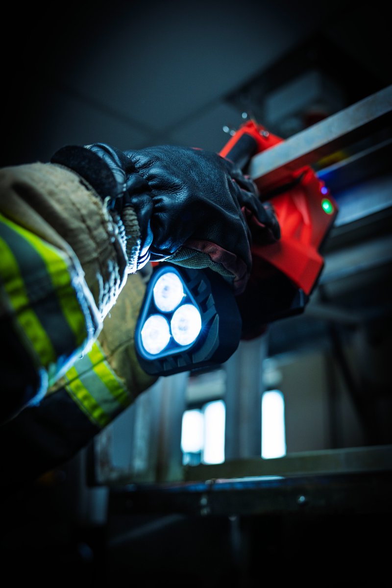 StreamlightUK's tweet photo. 🔦 Powerful illumination. Hands-free versatility.

The Vulcan Clutch® is a rechargeable lantern built for demanding environments.

Delivering up to 1,700 lumens, a 340° articulating head and an innovative clamping handle, it provides powerful, hands-free lighting wherever the job takes you.

Discover more: https://t.co/HQrXUnViak

#StreamlightTrusted #FirefighterLighting