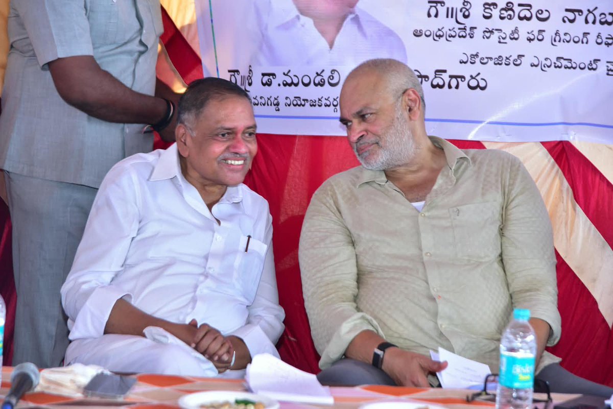 NMediaNewsOffl's tweet photo. 🌱 మడ అడవుల సంరక్షణే మానవ మనుగడకు భరోసా!

అవనిగడ్డ నియోజకవర్గం సంఘమేశ్వరంలో మడ అడవుల పునరుద్ధరణ కార్యక్రమంలో పాల్గొని, స్వయంగా మొక్కలు నాటిన ఏపీ గ్రీన్ ఛైర్మన్ శ్రీ నాగబాబు గారు. 🌿

100 హెక్టార్లలో 3 లక్షల మడ మొక్కలు నాటడమే లక్ష్యం అని ఆయన పిలుపునిచ్చారు.

#NagaBabu #APGreen https://t.co/UymzqFEW0J