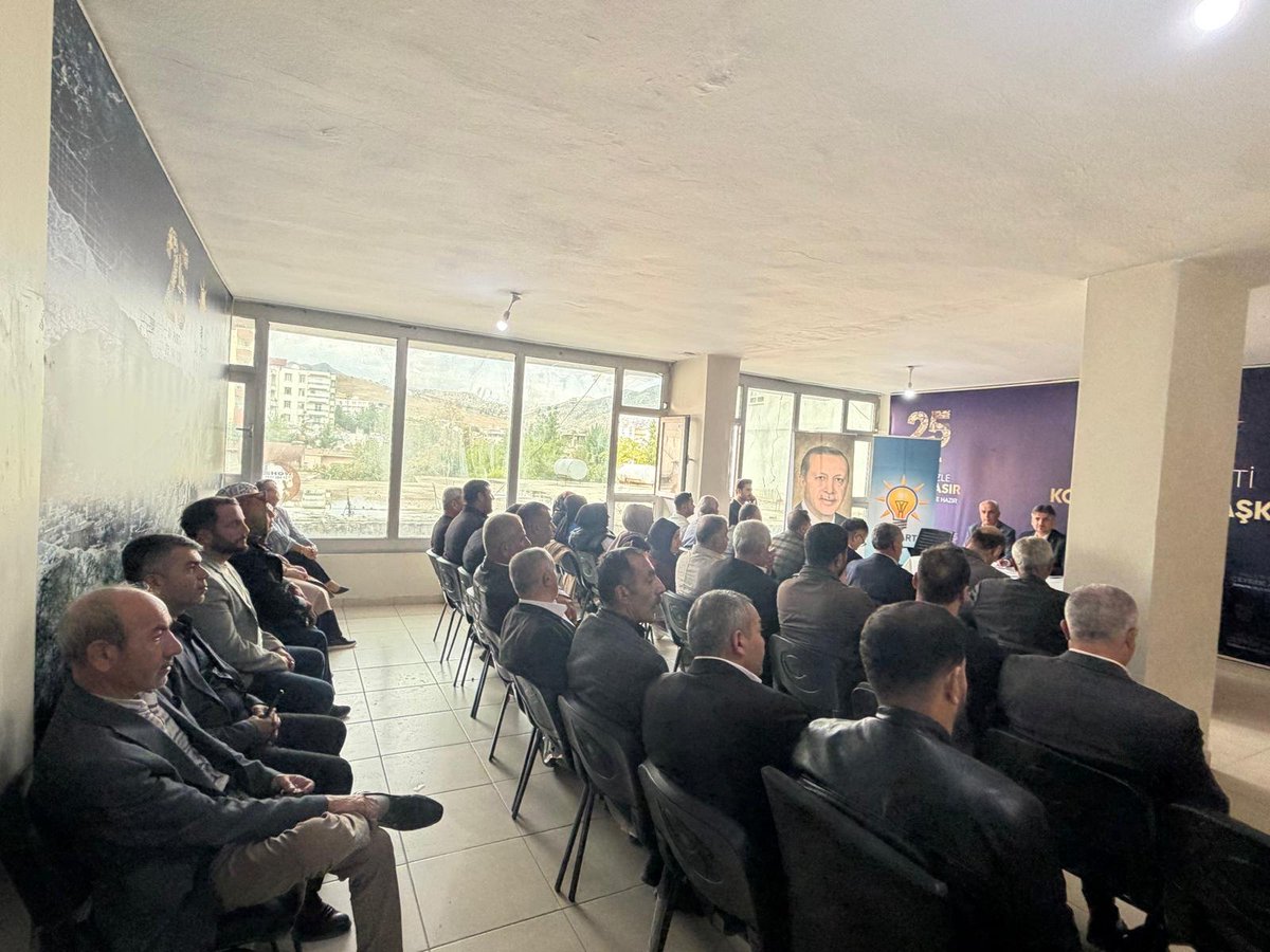 hakimisik72's tweet photo. 📍 Ak Parti Kozluk ilçe Başkanlığı 

Aylık İlçe Danışma Meclisi Toplantımızı gerçekleştirdik.
Teşkilatımızla birlikte ilçemizde yürütülen çalışmaları ve hemşehrilerimizin beklentilerini istişare ettik.
Birlik ve beraberlik içerisinde Kozluk’umuz için çalışmaya devam ediyoruz. https://t.co/rmRNb1FEYo