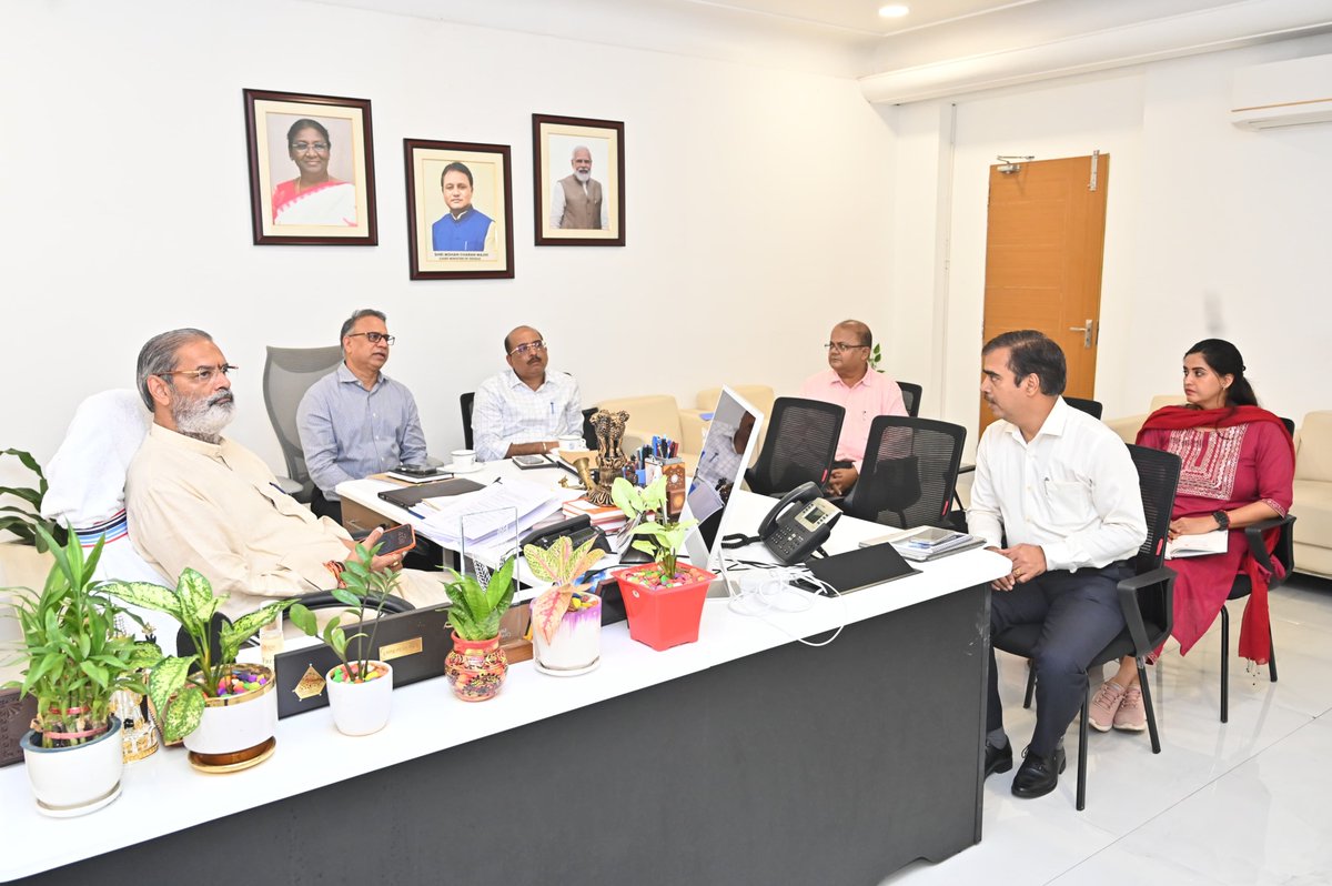 DDNewsOdia's tweet photo. 💠ଲୋକସେବା ଭବନରେ ଉପମୁଖ୍ୟମନ୍ତ୍ରୀ କନକ ବର୍ଦ୍ଧନ ସିଂହଦେଓଙ୍କୁ #AgriPV ନୀତି ସମ୍ପର୍କରେ ଏକ ଉପସ୍ଥାପନା ପ୍ରଦାନ କରିଛନ୍ତି ଶକ୍ତି ବିଭାଗର ଅତିରିକ୍ତ ମୁଖ୍ୟ ଶାସନ ସଚିବ ବିଶାଲ କୁମାର ଦେବ ...
@KVSinghDeo1 https://t.co/zjZMtlaIch