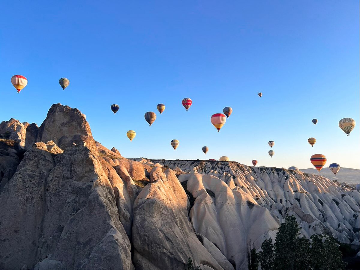 matuconov's tweet photo. We left Istanbul early for Cappadocia to catch a rare balloon-weather window. Rent a car from Nevsehir Airport and stay in a real cave house. Cappadocia is a region, not a town; Goreme, Uchisar and quieter Ortahisar are great bases. https://t.co/OjkkcNn3oX