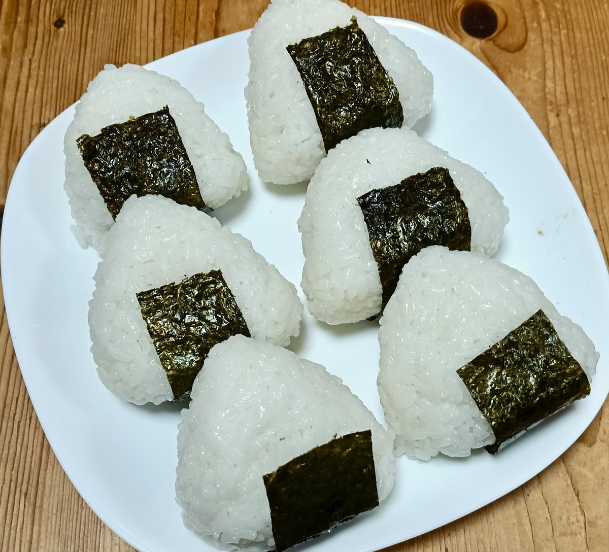 minly_san's tweet photo. おにぎり6日目は昆布握り。生姜焼きに合う塩加減に整えました。あとは信田卵、ほうれん草のごま和え、根菜のお味噌汁。味噌が切れかけでしたが大体は塩麹ちょい足しでなんとかなります。
#OnigiriAction 
#豚の生姜焼き https://t.co/3jMYZiSLmd