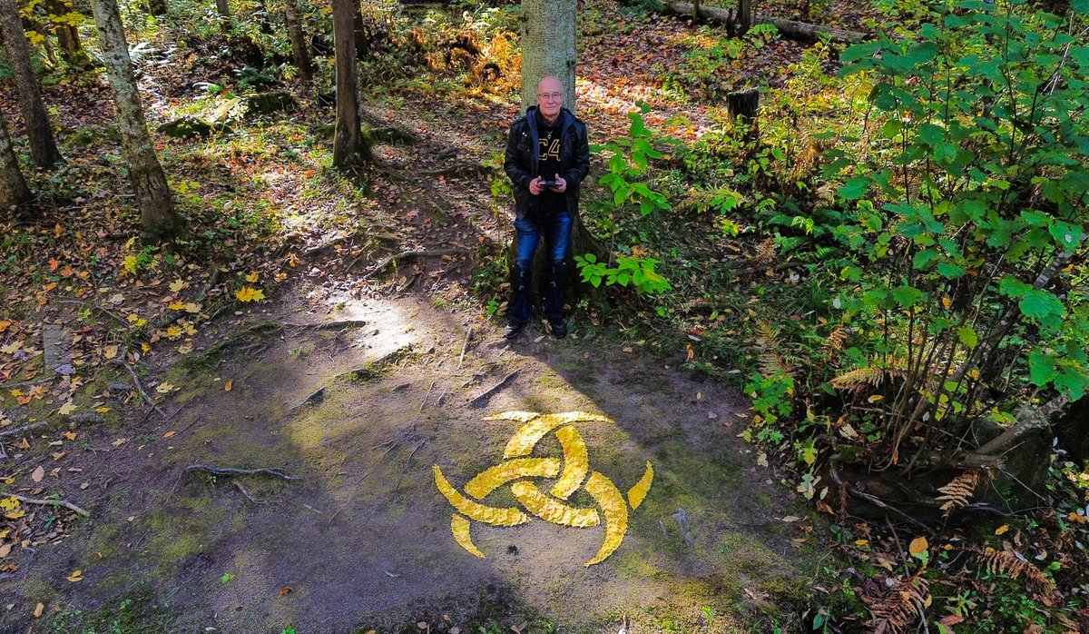 JefC2's tweet photo. Points de vue à partir d'un drone. Je ne peux pas m'approcher autant que je voudrais, car toutes les feuilles partent au vent. https://t.co/i2L2RsQ42G #rushfanart #RUSH #FiftySomething #landart #feuilles #automne #autumnleaves #jefc2 https://t.co/CiQguwXUCp