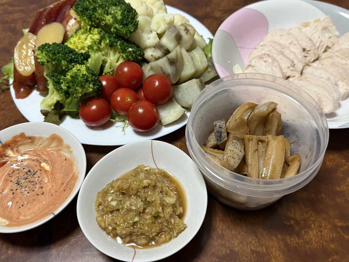 ebibibibi_mu's tweet photo. 今日の夕飯(2人分)

・野菜てんこ盛り
・炊飯器で作ったサラダチキン
・レンコンの甘辛炒め

この食生活してたらマッチョになれるかな(笑)美味しかった( *ˊᵕˋ*) 〜ᐝ

この後の筋トレとランニング頑張る(ง •̀_•́)ง

 #夕飯 #自炊 #野菜たくさん  #温野菜 https://t.co/SJm6vtdISI