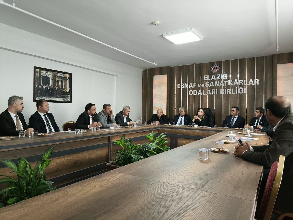 elazig_valiligi's tweet photo. Vali Yardımcımız Sayın Armağan TURAN başkanlığında, Elazığ Esnaf ve Sanatkârlar Odaları Birliği Başkanı Turan Kurnaz ve oda başkanlarının katılımıyla, Aile ve Sosyal Hizmetler Bakanlığı Sosyal Yardımlar Genel Müdürlüğünün “İyilik Var”projesi bilgilendirme ve değerlendirme toplantısı gerçekleştirildi. 

Toplantıda, gönüllülük faaliyetlerinin yaygınlaştırılması, dijital gönüllülük platformunun tanıtılması, esnaf ve sanatkârların gönüllülük faaliyetlerine katılımının artırılması ve toplumsal dayanışmanın güçlendirilmesi konuları ele alınarak, ihtiyaç sahibi bireylere yönelik iyilik hareketlerinin yaygınlaştırılması ve toplumda gönüllülük bilincinin geliştirilmesi amaçlanmıştır.

@numanhatipoglu