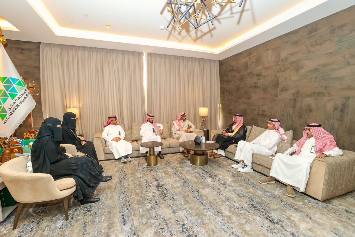 Amanat_Hail's tweet photo. لقاء | #أمانة_منطقة_حائل

استقبل سعادة أمين منطقة حائل المهندس سلطان بن حامد الزايدي ممثلي جمعية داعم للإسكان الخيري، حيث سلّمت الجمعية لسعادته تقريرها السنوي، المتضمن أبرز أعمالها وإنجازاتها في مجال الإسكان الخيري وخدمة الأسر المستفيدة. https://t.co/EDcyJxXfuE