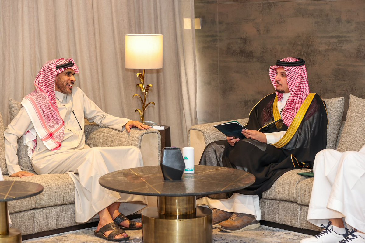 Amanat_Hail's tweet photo. لقاء | #أمانة_منطقة_حائل

استقبل سعادة أمين منطقة حائل المهندس سلطان بن حامد الزايدي ممثلي جمعية داعم للإسكان الخيري، حيث سلّمت الجمعية لسعادته تقريرها السنوي، المتضمن أبرز أعمالها وإنجازاتها في مجال الإسكان الخيري وخدمة الأسر المستفيدة. https://t.co/EDcyJxXfuE