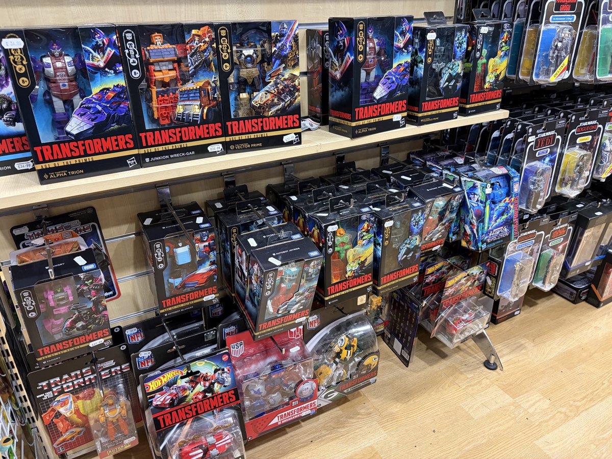 ToyboxSoapbox's tweet photo. Spotted some new Transformers, and a renegade copy of the old GI Joe vs Transformers comic. https://t.co/vvnPqem06H