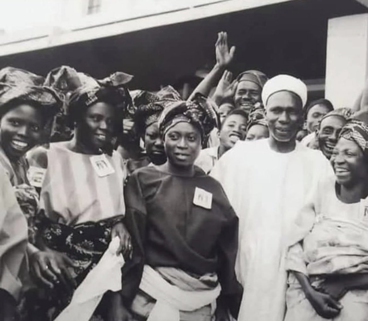 paxyoruba's tweet photo. Yoruba market women in their finest gèlè, welcoming Prime Minister Sir Abubakar Tafawa Balewa at Iddo Terminus, Lagos — 12 July 1962. https://t.co/jio9BlF0Ls