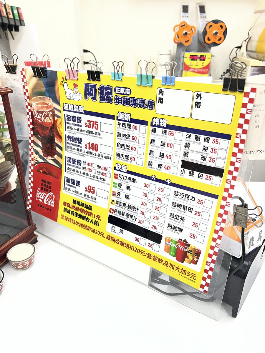 Dollyevpsl's tweet photo. 台東是個不錯的地方
慢活慢走慢看
可以細細品嚐悠閒的靜謐時光
房價、物價也不貴
奶蓋紅烏龍超級好喝
誠徵一起去玩的夫妻或是情侶？
可以一起去野餐、泡湯、打高爾夫🏌️
晚上還可以玩遊戲
希望有機會讓我當個OB
欣賞最美的風景 https://t.co/OqLGlg5pGx
