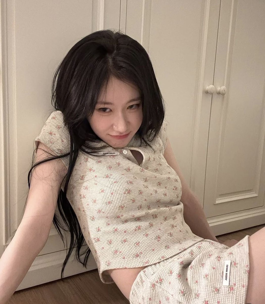 rozerudays's tweet photo. Dia udah pake baju tidur kaya di rumahnya sendiri, sedangkan yg punya unit SIBUK memasak ☺️ https://t.co/kAU7iQkbzb