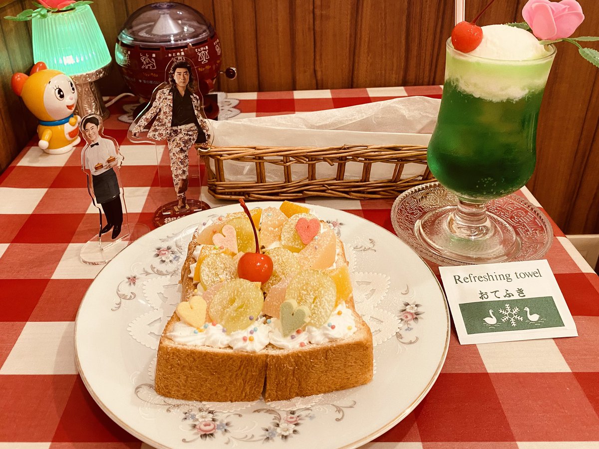 minmi_ichi's tweet photo. 今日はずっと行きたかった 喫茶宝石箱 💎さんに行ってきました。
念願のクリームソーダ！美味しかったー！フルーツトーストもパンがかりふわでフルーツいっぱいで至福の時間を居心地よく過ごせました。
BGMも大好きな曲ばかり♪
隆くんも進ちゃんも馴染んでますね〜☺️ https://t.co/gJH7kpyij2