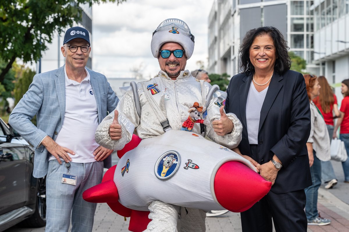 ESA_de's tweet photo. 🚀 Was für ein Tag! Wir denken immer noch gerne an unseren Tag der offenen Tür zurück. 

Von Mitmachaktionen bis zu spannenden Einblicken hinter die Kulissen der Raumfahrt: Hier sind einige unserer Lieblingsbilder von einem großartigen Tag. 🛰️

#ESAOpenDays2026 #ESOC

📷 ESA/J. Mai