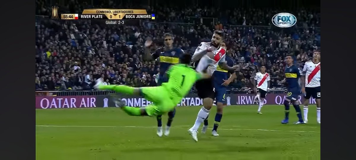 ChachoWilchez's tweet photo. @LeoRock10000 @ExigenciaCARP @Encu5Futbol Penal no cobrado x falta CLARÍSIMA a Pratto en Madrid. Jugada peligrosa d Nandez en la q intento una patada d karate, la cual derivo en el palo d Jara, el cual nunca debió haber sucedido xq si el arbitraje no hubiese estado adornado, eso era tiro libre indirecto para River. https://t.co/Xx8Kbu7g41