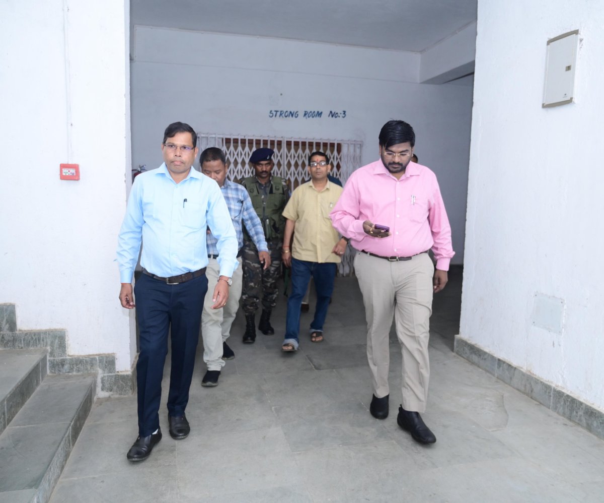 DCChatra's tweet photo. उपायुक्त श्री रवि आनंद ने निर्वाचन कार्यालय स्थित वेयर हाउस का निरीक्षण कर सुरक्षा एवं निगरानी व्यवस्था का जायजा लिया तथा आवश्यक निर्देश दिए।
@ceojharkhand @ECISVEEP @prdjharkhand https://t.co/E2o7aHcHVm