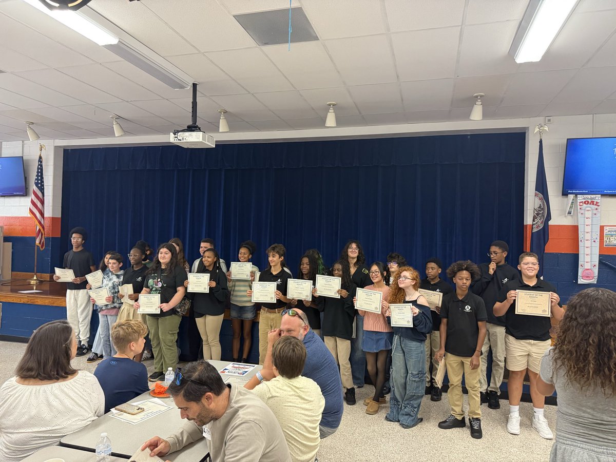 LynnhavenMiddle's tweet photo. On Friday, we recognized over 90 students who demonstrate the characteristic of being a lifelong learner. #DifferenceMaker #FutureReady @vbschools https://t.co/YYs7gpjFxz
