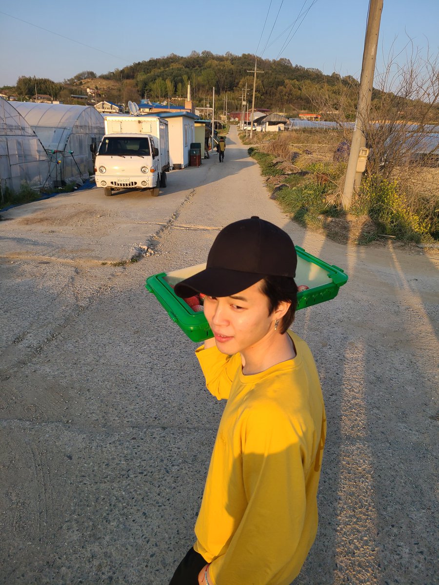 koovarbie's tweet photo. Taehyung wished jimin on weverse !!

🐯: Good job finding (this picture). Beloved Jiminie~❤️ Happy Birthday https://t.co/mKZWxqXg0n