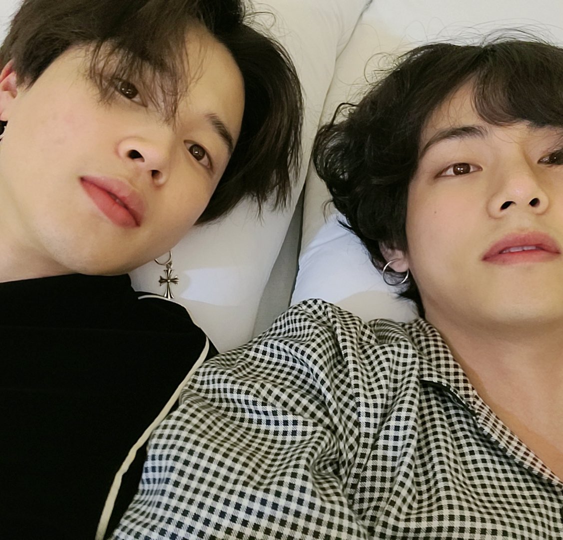 elifluv7's tweet photo. taehyung wished jimin a happy birthday on Weverse! these pictures are to die for 🥹🥹💜 #KimTaehyung #ParkJimin #BTS https://t.co/cGzqPD8YlR