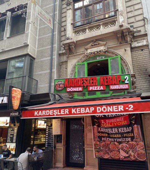 frekanstr_'s tweet photo. Beyoğlu'nda tarihi binaya tabela asan işletmenin tabelası indirildi. https://t.co/pY1CkoZurM