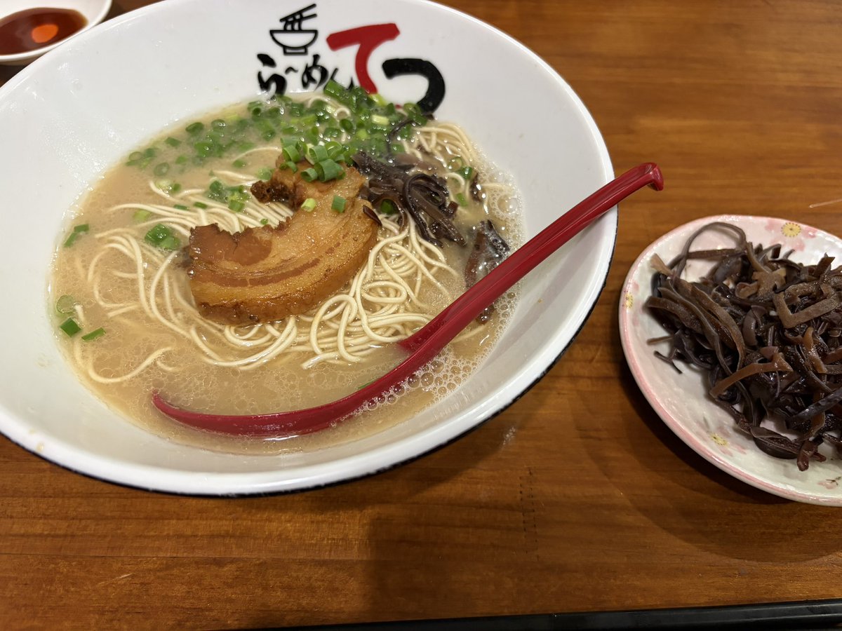 uber_looper_cop's tweet photo. 蓮田のラーメンてつさん！　

ピックにこの前行って雰囲気良かったから食べにいきました
　
豚骨ラーメンとハンチャーめっちゃ美味しかったです😼豚骨好き配達員さん近くに行ったら寄ってみて〜 https://t.co/wdzrCVmBhe