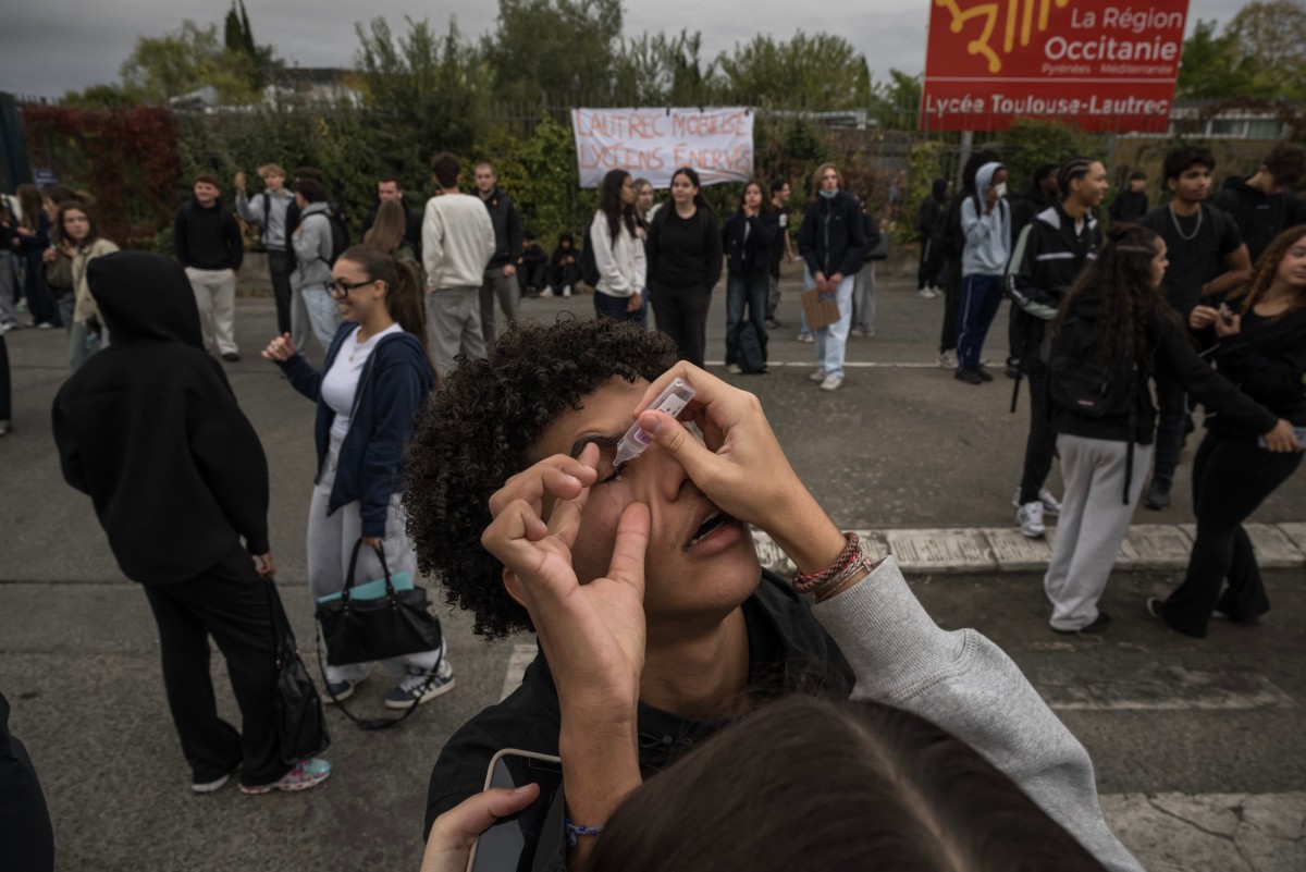 Offinvestigatio's tweet photo. Manifs lycéennes : « Un mineur a fait un coma diabétique en garde à vue ». L’avocate Coline Bouillon-Delobeau, spécialisée en droit des mineurs, dénonce les violences policières et judiciaires contre les jeunes.
➡️https://t.co/XadtRfrUpb https://t.co/LK7QGY8n1W