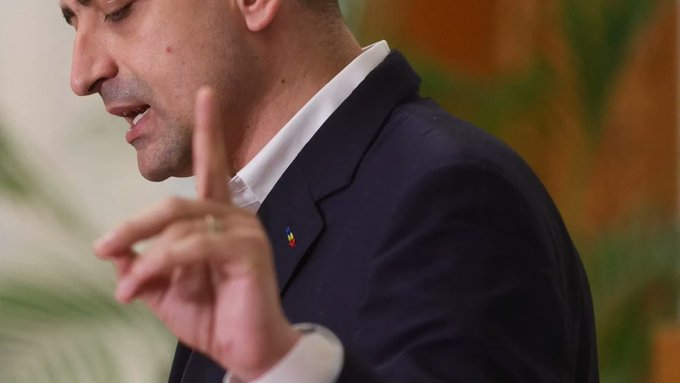 VladTudorr2's tweet photo. George Simion reacționează la decizia instanței privind cazul lui Călin Georgescu, numind-o „tot un abuz, dar o victorie a protestelor”. 🇷🇴✊ https://t.co/jZ2zAjPhBZ