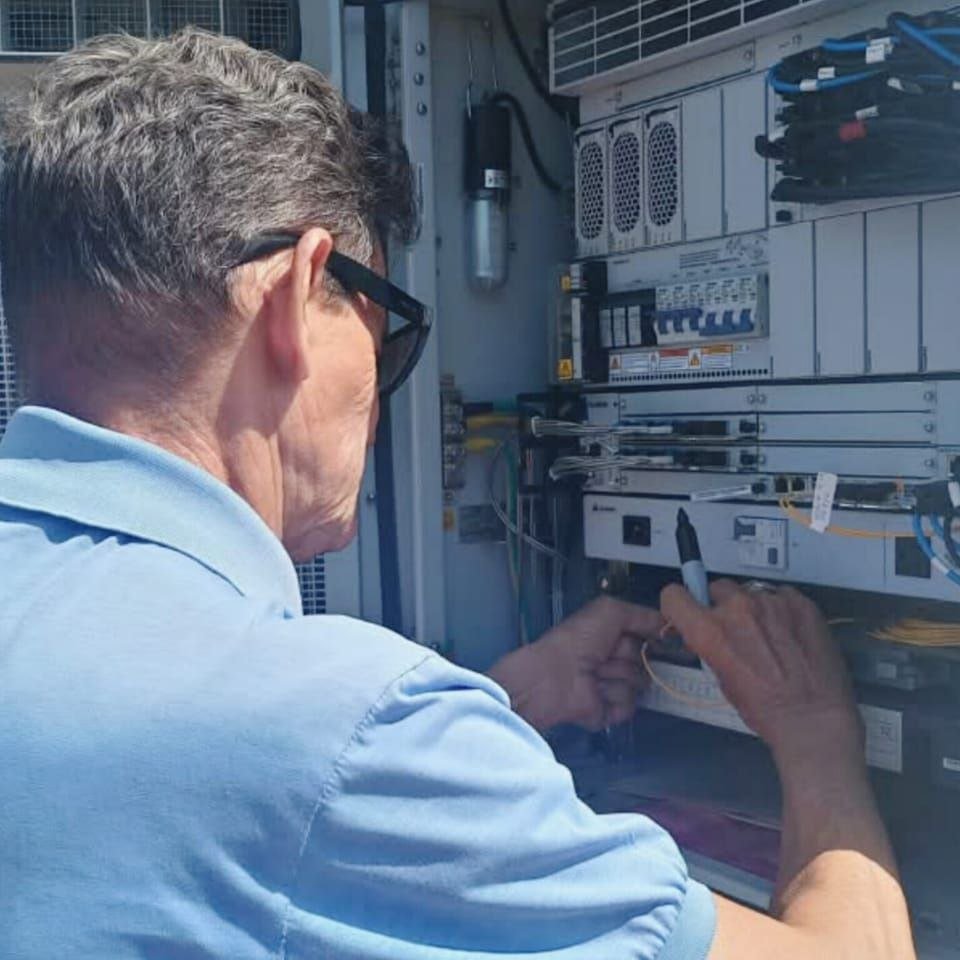 LinkJeffers's tweet photo. En medio de las dificultades que enfrentamos, nuestros técnicos y especialistas no se detienen. Ellos mantienen su compromiso con las telecomunicaciones 📡 en el país.
#EtecsaConCuba 🇨🇺 https://t.co/gZwtRer0OX