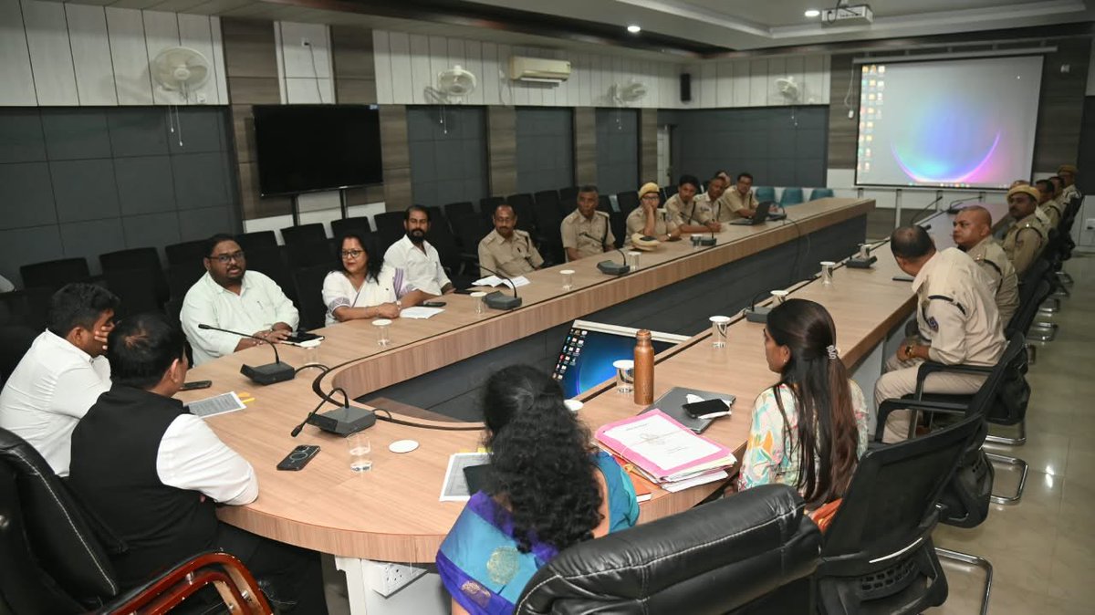 ATULBORA2's tweet photo. Held a meeting with Excise Department officials of Tinsukia district at the DC Office today to review the ongoing drive against the production and sale of illicit liquor and discuss other departmental matters.

Emphasising the importance of safeguarding public health, I directed the officials to strictly enforce excise laws and intensify enforcement drives against illicit liquor.

Tinsukia DC Shri Sumit Sattawan, Sadiya Co-District Commissioner Smt. Sindhu Navaneetha Raghavan, Margherita Co-District Commissioner Smt. Chandana Jahnavi, ADC Shri Pankaj Nagbanshi, Tinsukia District Excise Superintendent Smt. Babita Deka, Excise Inspectors and other officials were present.