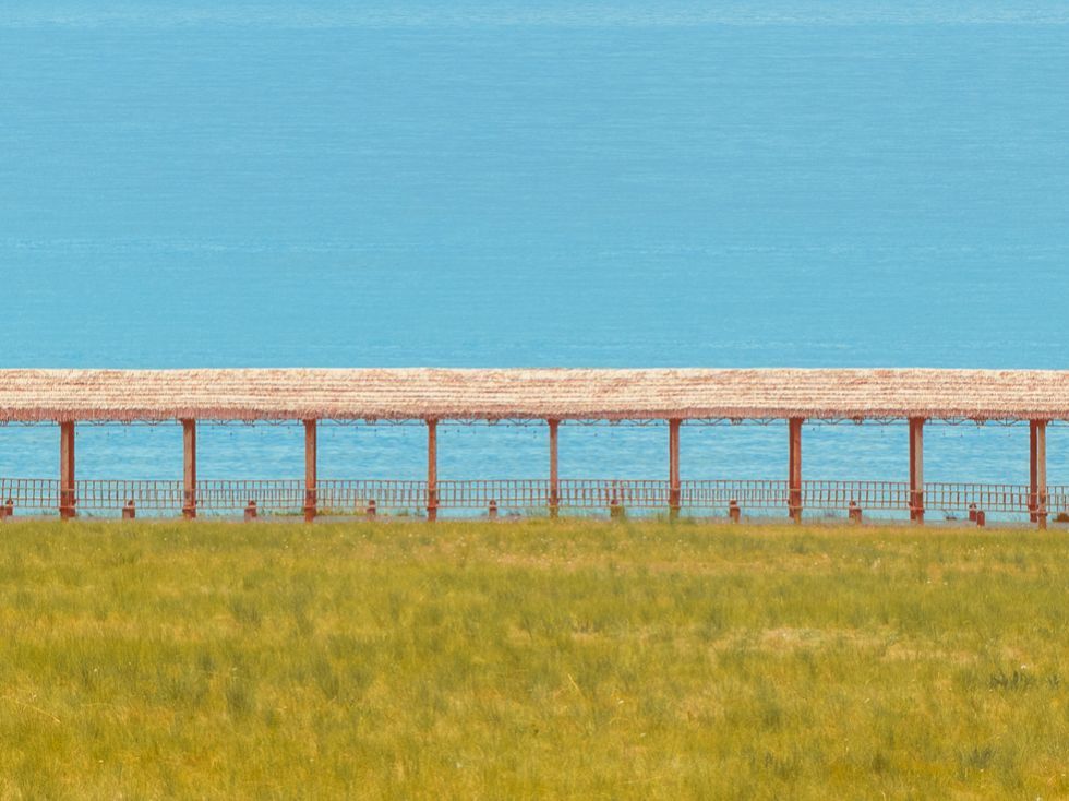 Nara18254's tweet photo. Wide grassland meets the lake, a long corridor stands quietly under clear blue sky. #landscape #bluesky https://t.co/Se1gtAMKyD