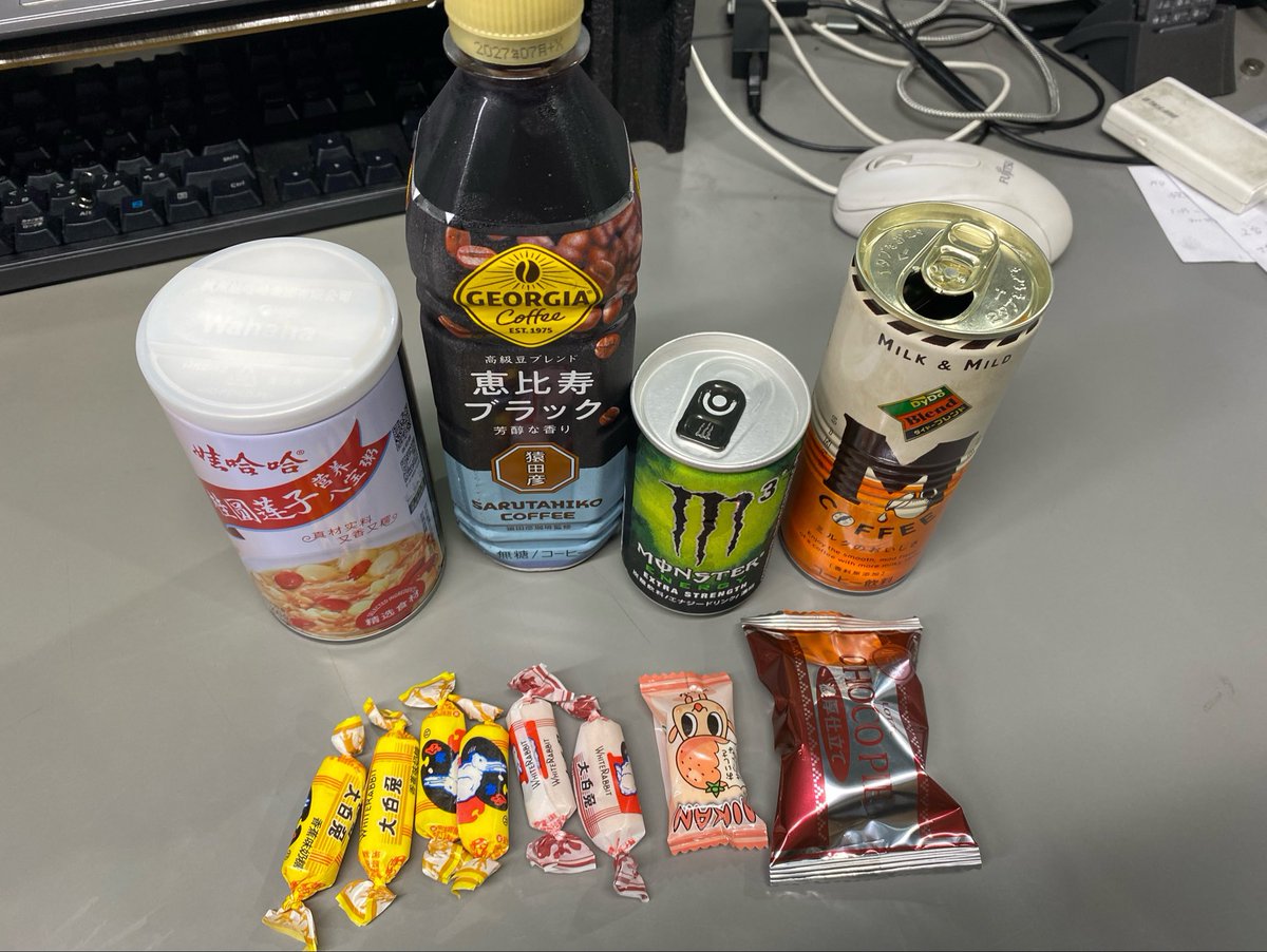 katoman1013's tweet photo. 会社の机
知らん間に置かれてたり
他部署行ったら
おめでとう〜って言われて
色々もらったり
帰りもタバコ買ったる！って
言われながら
今仕事の帰り😂

色んなSNSから
古い友達から連絡ももらえて
色んな人と交流できてる事が
今も昔も良かったと思う☺️

これからも大事に
人間関係続けようっと🥰 https://t.co/x4GjmUq1bl