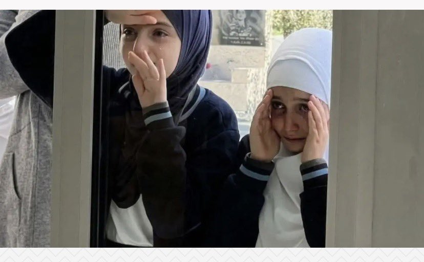 mathiildaa2's tweet photo. Biz iki devlet bir millet derken ,kızkardeşlerime düşmanlık eden Azerbaycan devleti benim kardeşim değildir  .Bugün okul kapısında ağlattığınız o kızlar yarınımız bizim … Tarih pişman edecek . Bu fotoğrafa iyi bak ! #Aliyev https://t.co/Lj7qeyhNyD