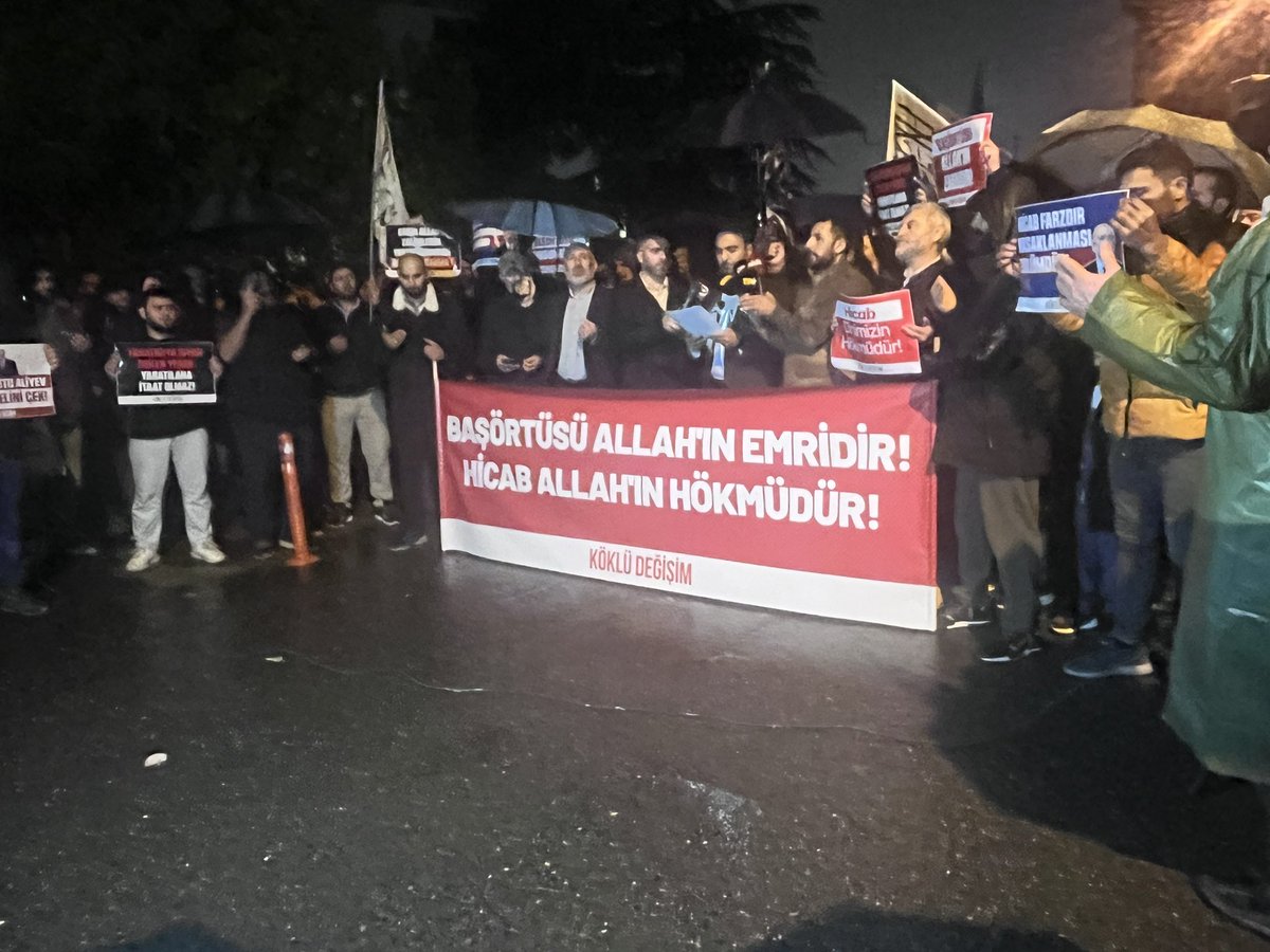 KokluDegisim's tweet photo. “Hicaba Uzanan Yasakçı Eller, Allah’ın Emrine Engel Olamaz!”

📍 Azerbaycan Başkonsolosluğu – İstanbul

#BaşörtüsüAllahınEmridir https://t.co/EpX8eXkM3R