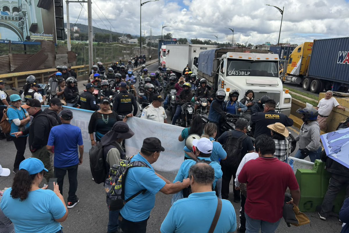 #AhoraLH | Manifestantes de Salud vuelven a cerrar completamente el paso sobre el Periférico con dirección a la calle Martí y zona 1. 📸✍️: José Orozco/LH