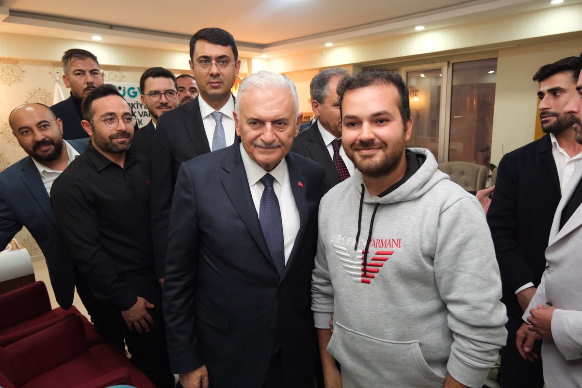 BY's tweet photo. Gençliğin enerjisi, geleceğin umudu…

@tugvausak’ta fikirleriyle, eserleriyle ve hayatın her alanında ortaya koydukları başarılarla göğsümüzü kabartan gençlerimizle bir araya geldik.

Gençlerimizin gelişimi ve geleceğe emin adımlarla ilerlemesi için gayret gösteren TÜGVA Uşak İl Temsilcisi Hüseyin Bıyıklı'ya ve ekibine nazik ev sahiplikleri için teşekkür ediyor, çalışmalarında başarılar diliyorum.