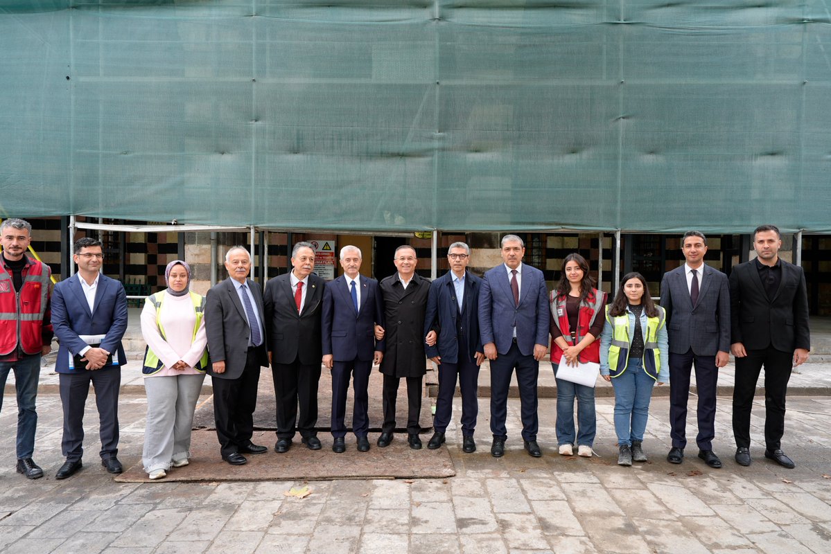 GaziantepVBM's tweet photo. Valimiz Kemal Çeber, Şahinbey Belediye Başkanı Mehmet Tahmazoğlu, Büyükşehir Belediye Başkan Yardımcısı Murat Özgüle ve Bölge Müdürümüz Erdoğan Tunç,
depremde hasar gören ve Vakıflar Genel Müdürlüğümüzce restorasyonu sürdürülen Nuri Mehmet Paşa Camii’nde incelemelerde bulundu. https://t.co/sdjlHByGzU
