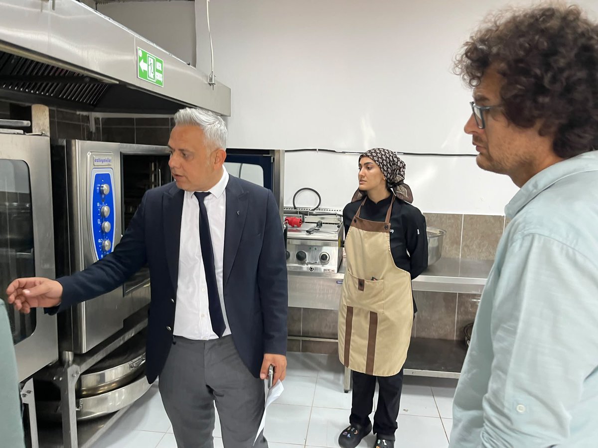 SilifkeArGe's tweet photo. 📍İlçe Millî Eğitim Müdürü Fevzi Kültiğin Eroğlu, Mersin geneli eş zamanlı gerçekleştirilen pansiyon ziyaretleri kapsamında Silifke Fen Lisesi Öğrenci Pansiyonunu ziyaret ederek öğrencilerimizle bir araya geldi.

 Ziyaret sırasında pansiyon bünyesindeki yemekhane ve kantin alanlarında yerinde incelemelerde bulunan Eroğlu; sunulan hizmetler, yemek kalitesi ve hijyen koşulları hakkında bilgi aldı.

 Evlatlarımıza aile sıcaklığını aratmayan, kendilerini güvende ve değerli hissettikleri bir ortam sunmayı hedeflediklerini belirten Eroğlu, yemekhanede öğrencilerimizle sohbet ederek talep ve önerilerini dinledi. Pansiyonların sadece bir barınma alanı değil, gençlerin geleceğe güvenle hazırlandıkları ikinci yuvaları olduğunu vurgulayan İlçe Millî Eğitim Müdürü Fevzi Kültiğin Eroğlu, yürütülen özverili çalışmalardan dolayı okul idaresi ve pansiyon personeline teşekkür etti.
@MersinMEM @Muhammed0744 @kltiinerolu @FenSilifke