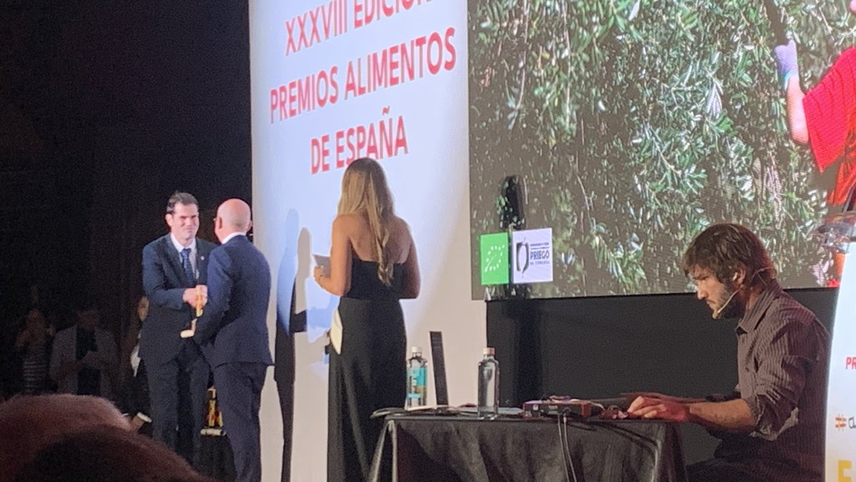 RevistaOlimerca's tweet photo. ¡Enhorabuena, @picualia @almasubbetica y #Ceolpe, por vuestros respectivos reconocimientos en los 🏆XXXVIII Premios #AlimentosdEspaña! 🎊@gobmapa #Olimerca https://t.co/qwSAh6dLtc