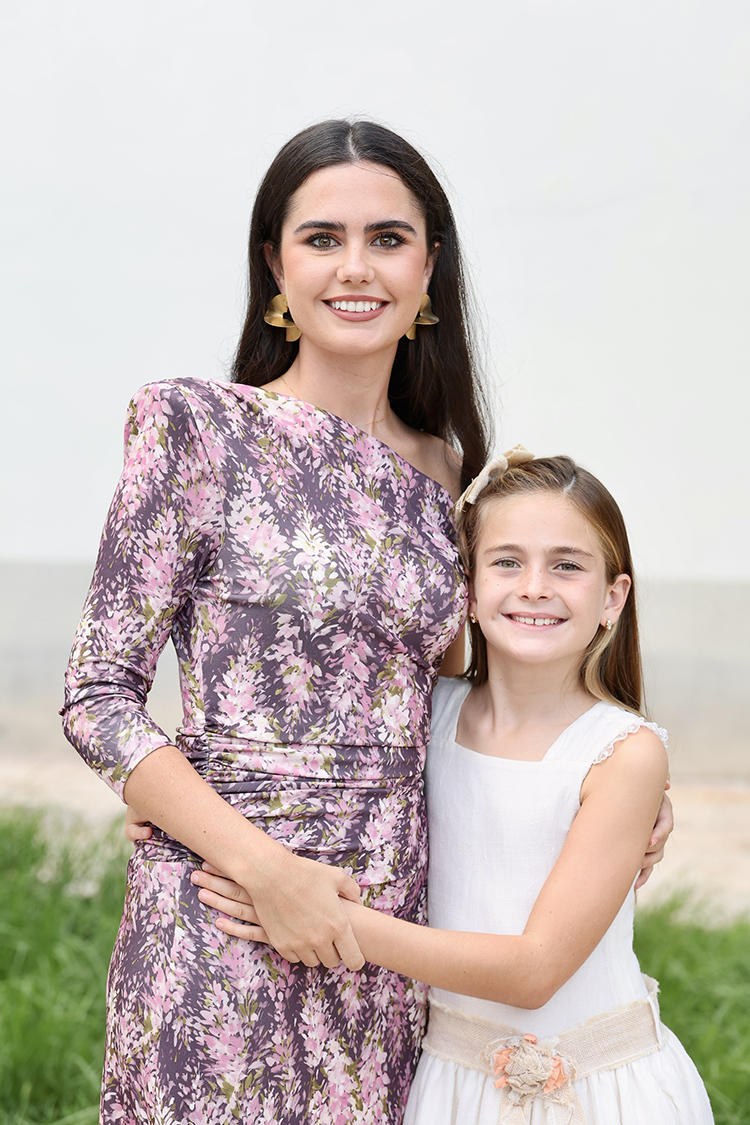 act_fallera's tweet photo. El 1 de octubre publicamos juntas las entrevistas a Beatriz Blanco Tamarit y Julia Vizcayno Orero. Hoy las dos son las Falleras Mayores de Valencia 2027. Así son 👇 https://t.co/kaqE9mIze9 #Fallas2027 https://t.co/LBlZPsEnHs