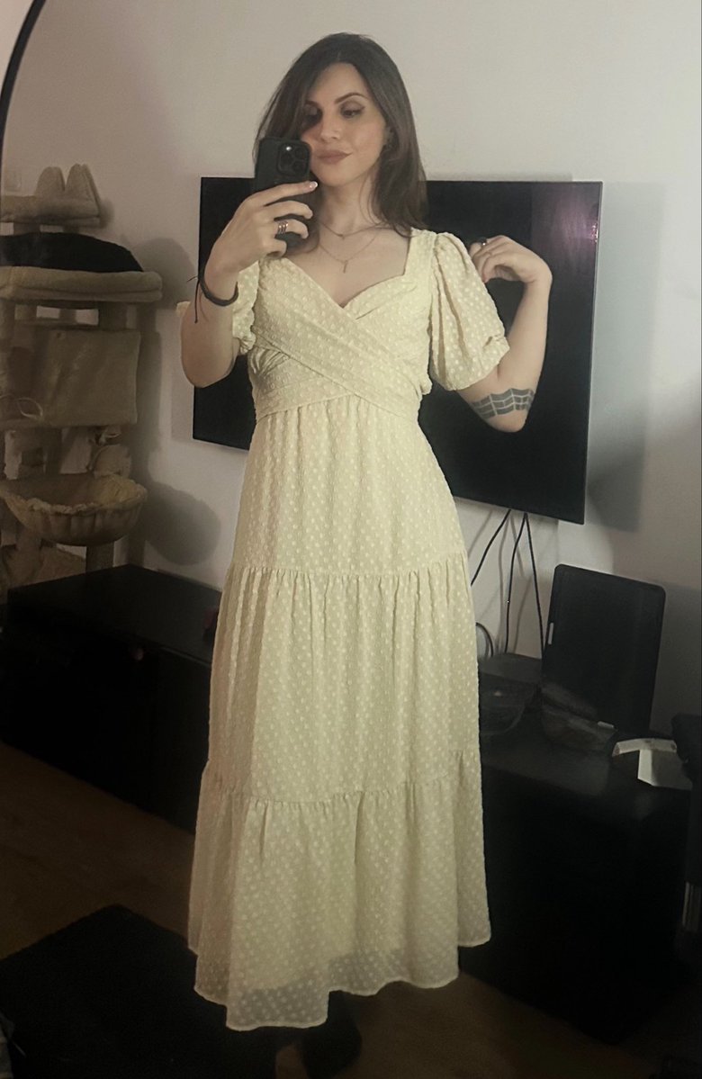 TaniaDtribeiro's tweet photo. Decided to play princess for an evening :3 how did i do? https://t.co/QPuAUfkQD9