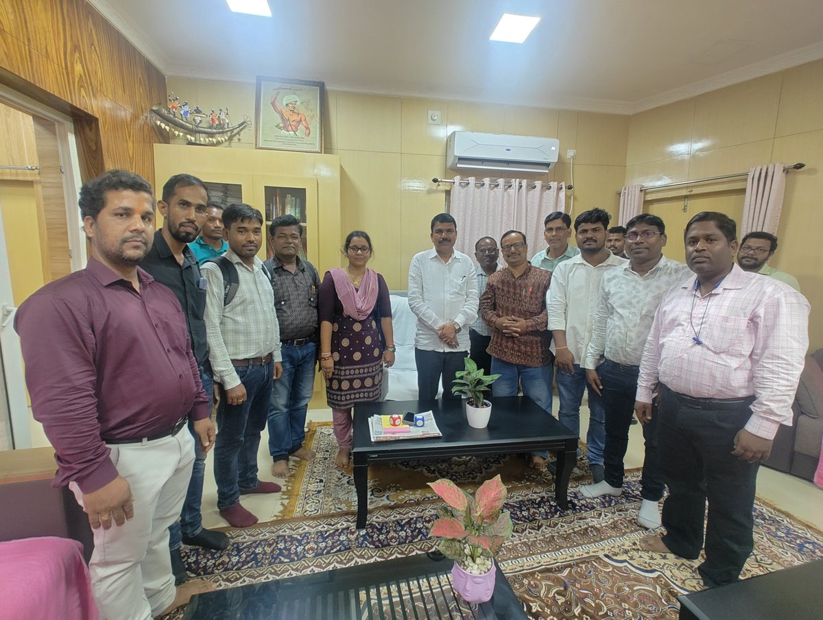 NityanandaBJP's tweet photo. ରାଜ୍ୟରେ ଶିକ୍ଷା ବ୍ୟବସ୍ଥା ଏବଂ ଶିକ୍ଷକଙ୍କ ମଙ୍ଗଳ ପାଇଁ ରାଜ୍ୟ ସରକାର ସଦା ସର୍ବଦା କାର୍ଯ୍ୟରତ ଅଛନ୍ତି। ବିଦ୍ୟାଳୟ ଓ ଗଣଶିକ୍ଷା ବିଭାଗରେ ଗୋଟି ପରେ ଗୋଟିଏ ଗୁରୁତ୍ୱପୂର୍ଣ୍ଣ ନିଷ୍ପତ୍ତି ନିଆଯାଇ ସଂସ୍କାର ଆଣିବାରେ ଆମେ କାମ କରି ଚାଲିଛୁ।

ଆଜି ମଧ୍ଯ ବିଦ୍ୟାଳୟ ଓ ଗଣ ଶିକ୍ଷା ବିଭାଗରେ ୩ ଟି ଗୁରୁତ୍ୱପୂର୍ଣ୍ଣ ନିଷ୍ପତ୍ତି ପରେ ସରକାରୀ ବାସ ଭବନକୁ ଆସି ଧନ୍ଯବାଦ ଓ ସମ୍ବର୍ଦ୍ଧନା ପ୍ରଦାନ କରିଥିବା ସମସ୍ତ ହିନ୍ଦୀ ଓ ସଂସ୍କୃତ ଶିକ୍ଷକ ମାନଙ୍କୁ କୃତଜ୍ଞତା ଜଣାଉଛି। ଆପଣମାନେ ସମର୍ପିତ ଭାବନା ନେଇ ଶିକ୍ଷଦାନ କରନ୍ତୁ। ଶିକ୍ଷକମାନଙ୍କ ସହିତ ରାଜ୍ୟ ସରକାର ଅଛନ୍ତି।