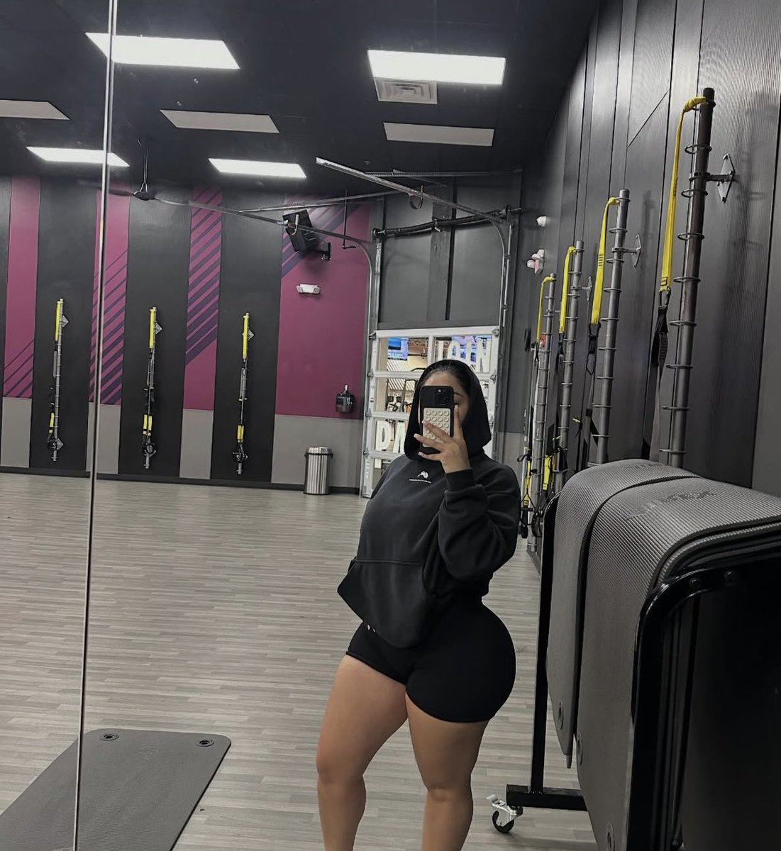 bombassdeisy's tweet photo. Your favorite gym Latina 😛🍑 https://t.co/VRYRptrHYx