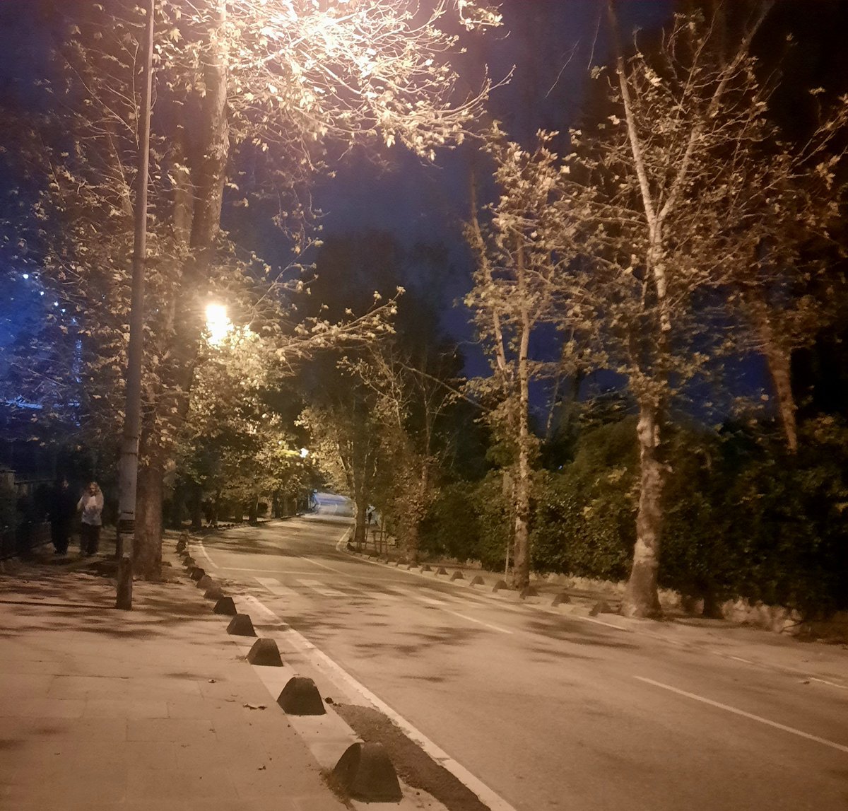 NevinAkbulut's tweet photo. Akşamın gölgesi düşerken üzerime, ben en çok yarım kalan yazılarımı özledim. https://t.co/ybNbSA2B2b