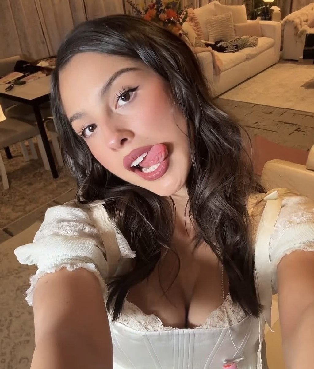 ickybitch1's tweet photo. i feel like the princess of porn the way i touch myself for like 6 hours straight everyday https://t.co/5XZXFgqWm1