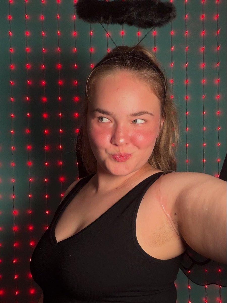 JellyJennaLife's tweet photo. I’ll be the devil on your shoulder 😏 https://t.co/pNkxgj6RrV